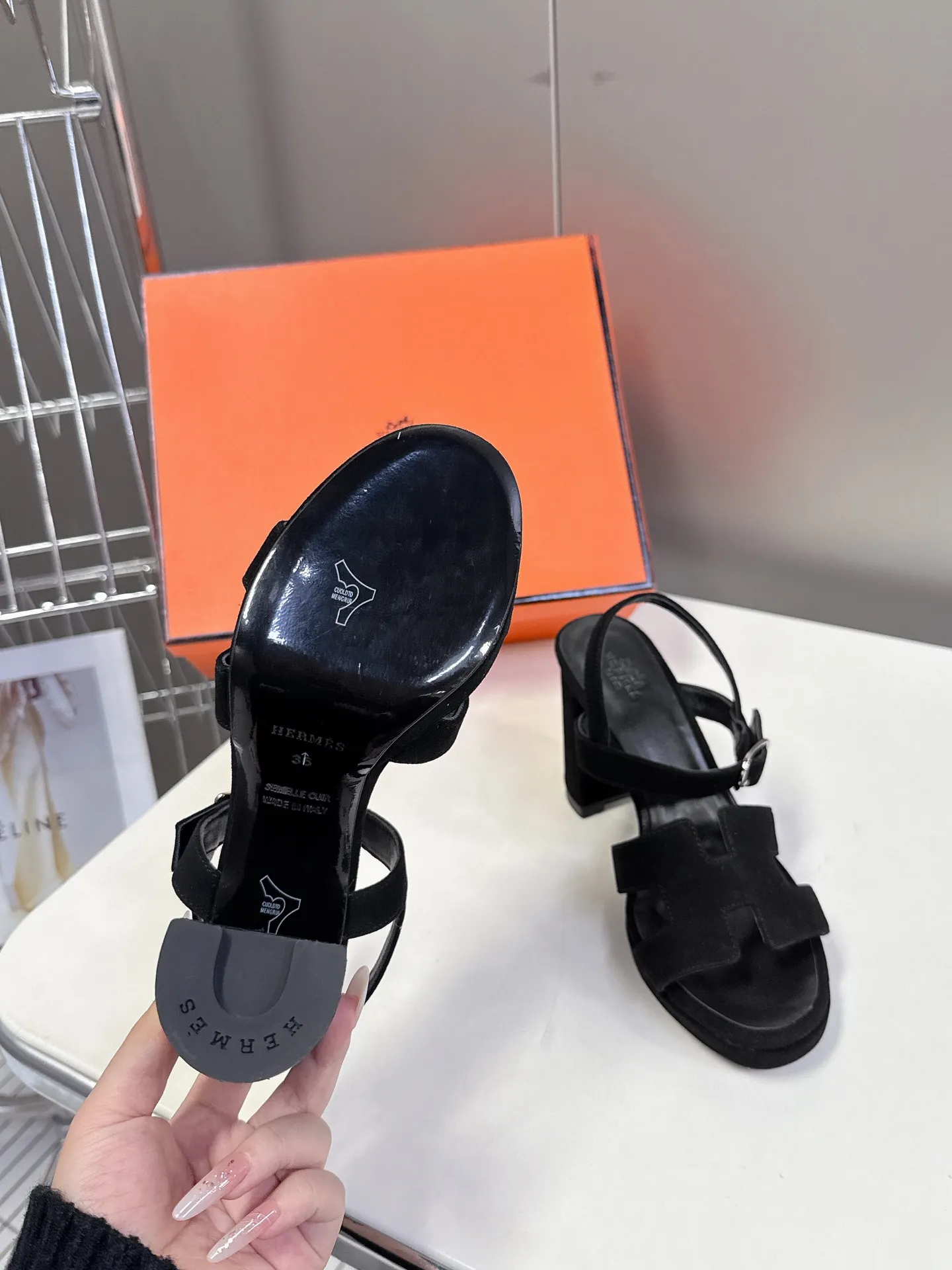 👟👟Ex-factory price 620👟👟 Hermès new spring and summer high-heeled sandals 🧡Upper: imported first-layer suede cowhide, mixed lambskin for feet, original leather outsole. You get what you pay for, genuine materials, whether it is leather, last shape, sole, or craftsmanship, all are consistent with ZP❗️ 🧡Suede high-heeled sandals, classic "H"-shaped upper with flexible ankle strap to highlight the slender ankle, about 9 cm high heels to reshape the body shape, genuine leather soles to enhance style, simple and smooth design, creating a fashionable and feminine look.  🧡Size: 35-39 yards (40 can be customized with no return or exchange) 🧡Color: multi-color 🧡Heel height: about 9 cm at the heel and 2 cm at the bottom